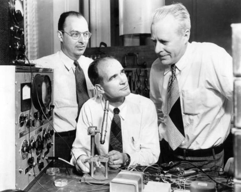 Foto em laboratório dos três físicos ganhadores do prêmio Nobel devido à invenção do transistor: John Bardeen, Willian Bradford Shockley e Walter Houser Brattain.